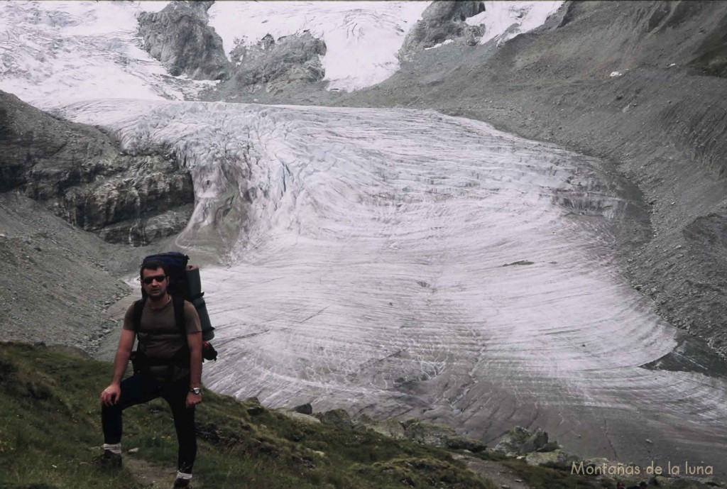 Joaquín y detrás el Glaciar de Moiry
